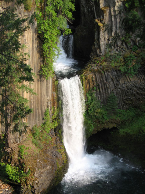 Waterfall along the Umqua